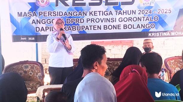 Femmy Udoki saat reses masa sidang ketiga dprd 2024 - 2025 di desa botubarani, kabila bone, selasa, 1/07 (foto: dok. Ulanda.id)