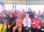 Femmy Udoki saat berfoto bersama masayarakat desa botubarani pada kegiatan reses dprd delasa, 01/07 (foto: dok. Ulanda.id)