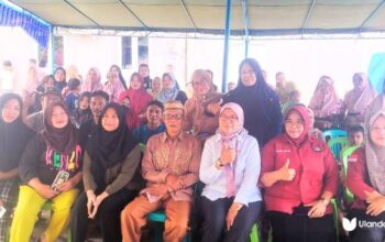 Femmy Udoki saat berfoto bersama masayarakat desa botubarani pada kegiatan reses dprd delasa, 01/07 (foto: dok. Ulanda.id)