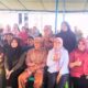 Femmy Udoki saat berfoto bersama masayarakat desa botubarani pada kegiatan reses dprd delasa, 01/07 (foto: dok. Ulanda.id)