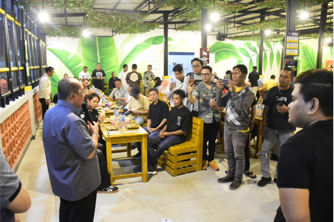 Wali Kota Gorontalo, Adhan Dambea saat meresmikan mie gacoan gorontalo, Minggu, 20/7 (Foto: Humas Pemkot)