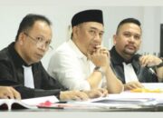 Mantan Bupati Bone bolango Hamim Pou (tengah) bersama kuasa hukumnya (foto.Ist)