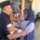 Anggota DPRD Provinsi Gorontalo, Femmy Udoki, menyapa mantan Bupati Bone Bolango, Hamim Pou, usai sidang putusan bebas di Pengadilan Tipikor Gorontalo. Foto: Randa/Ulanda.id