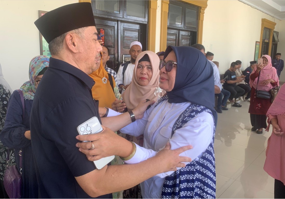 Anggota DPRD Provinsi Gorontalo, Femmy Udoki, menyapa mantan Bupati Bone Bolango, Hamim Pou, usai sidang putusan bebas di Pengadilan Tipikor Gorontalo. Foto: Randa/Ulanda.id