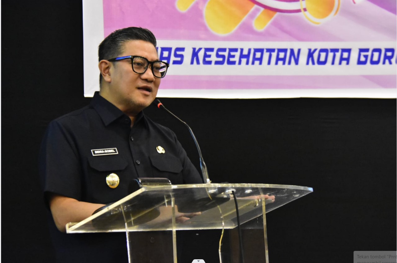 Wakil Walikota Gorontalo Memberikan Sambutan Sekaligus Membuka Dengan Resmi Kegiatan Advokasi Koordinasi & Bimtek Kelompok Kerja Operasional Posyandu, Puskesmas, Camat, PKK, Dan Mitra Dalam Pengelolaan Posyandu Prima Dan Posyandu Dalam Transformasi Layanan Primer Kota Gorontalo (Foto: Ist. Humas Pemkot)