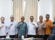 Staf Ahli KemenPUPR, Bidang Keterpaduan Pembangunan, Edy Juharsyah bersama jajarannya melakukan kunjungan kerja di Kabupaten Bone Bolango yang diterima langsung oleh Bupati Bone Bolango, Ismet Mile, di Ruang Rapat Bupati, Kamis (24/7/2025). (F.Onal/Prokopim)