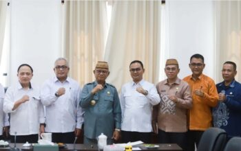 Staf Ahli KemenPUPR, Bidang Keterpaduan Pembangunan, Edy Juharsyah bersama jajarannya melakukan kunjungan kerja di Kabupaten Bone Bolango yang diterima langsung oleh Bupati Bone Bolango, Ismet Mile, di Ruang Rapat Bupati, Kamis (24/7/2025). (F.Onal/Prokopim)