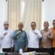 Staf Ahli KemenPUPR, Bidang Keterpaduan Pembangunan, Edy Juharsyah bersama jajarannya melakukan kunjungan kerja di Kabupaten Bone Bolango yang diterima langsung oleh Bupati Bone Bolango, Ismet Mile, di Ruang Rapat Bupati, Kamis (24/7/2025). (F.Onal/Prokopim)