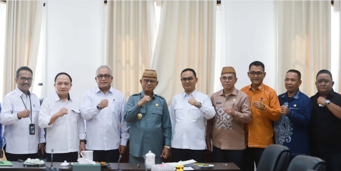Staf Ahli KemenPUPR, Bidang Keterpaduan Pembangunan, Edy Juharsyah bersama jajarannya melakukan kunjungan kerja di Kabupaten Bone Bolango yang diterima langsung oleh Bupati Bone Bolango, Ismet Mile, di Ruang Rapat Bupati, Kamis (24/7/2025). (F.Onal/Prokopim)