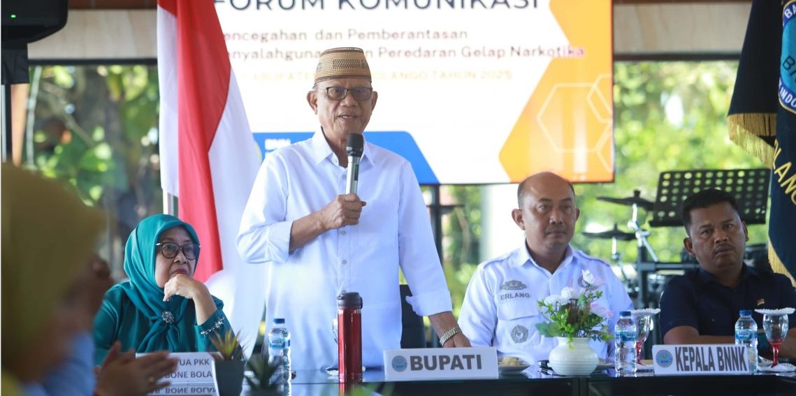 Bupati Ismet Mile didampingi Ketua DPRD Faisal Yunus dan Ketua TP. PKK Ruwaida Mile saat menghadiri dan membuka kegiatan Rakor Pengembangan dan Pembinaan Kota/Kabupaten Tanggap Ancaman Narkoba BNN Kabupaten Bone Bolango, di Onato Caffe dan Resto, Kamis (24/7/2025). (F.Yudi/Prokopim)