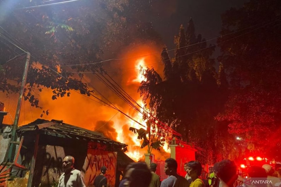 Kebakaran melanda Pasar Taman Puring, Kebayoran Baru, Jakarta Selatan, Senin (28/7/2025). ANTARA/Luthfia Miranda Putri.