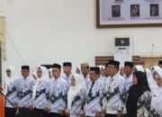 Bupati Ismet Mile saat mengukuhkan dan melantik pengurus PGRI Bone Bolango Masa Bakti V Periode 2025-2030, di Aula BPMP Provinsi Gorontalo, Kamis (24/7/2025). (F.Onal/Prokopim)