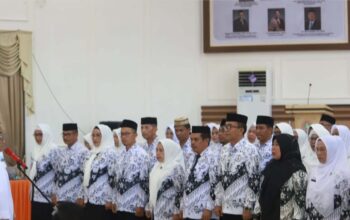 Bupati Ismet Mile saat mengukuhkan dan melantik pengurus PGRI Bone Bolango Masa Bakti V Periode 2025-2030, di Aula BPMP Provinsi Gorontalo, Kamis (24/7/2025). (F.Onal/Prokopim)
