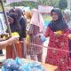 Tampak antusias masyarakat saat membeli bahan kebutuhan pokok di pasar murah bersubsidi yang digelar Pemerintah Kabupaten Bone Bolango melalui Disperindag yang dibuka secara resmi Bupati Ismet Mile, di RTH Desa Molutabu Kecamatan Kabila Bone, Rabu (23/7/2025). (F.AKP/Humas Diskominfo)