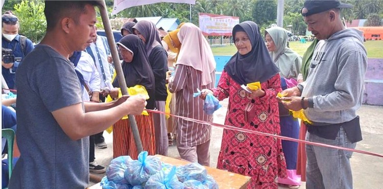 Tampak antusias masyarakat saat membeli bahan kebutuhan pokok di pasar murah bersubsidi yang digelar Pemerintah Kabupaten Bone Bolango melalui Disperindag yang dibuka secara resmi Bupati Ismet Mile, di RTH Desa Molutabu Kecamatan Kabila Bone, Rabu (23/7/2025). (F.AKP/Humas Diskominfo)