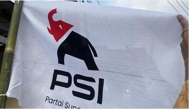 Beredar bendera dengan logo PSI yang baru di Kota Solo, Senin (14/7/2025). (Foto: Tara Wahyu NV/detikJateng)