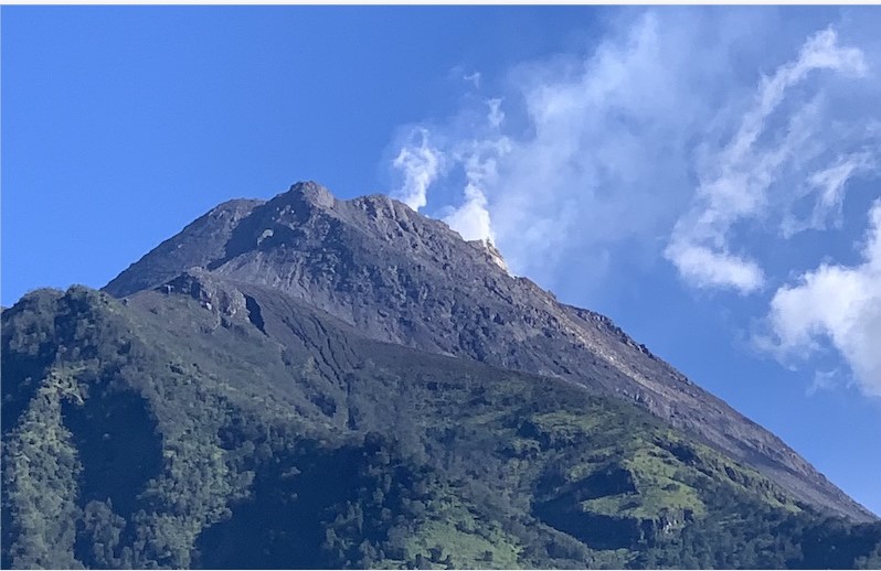 Gunung Merapi di perbatasan Jawa Tengah dan DI Yogyakarta | Foto: Intime