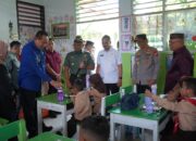 Ketua DPRD Provinsi Gorontalo Idrus M.T Mopili, bersama Gubernur Gorontalo Gusnar Ismail serta Jajaran Forkopimda lainnya melakukan kunjungan langsung untuk meninjau pelaksanaan program Makan Bergizi Gratis (MBG) di Kecamatan Limboto Kabupaten Gorontalo pada Kamis, 31/7 (Foto:Ist.Humas Deprov)