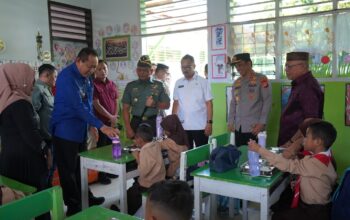 Ketua DPRD Provinsi Gorontalo Idrus M.T Mopili, bersama Gubernur Gorontalo Gusnar Ismail serta Jajaran Forkopimda lainnya melakukan kunjungan langsung untuk meninjau pelaksanaan program Makan Bergizi Gratis (MBG) di Kecamatan Limboto Kabupaten Gorontalo pada Kamis, 31/7 (Foto:Ist.Humas Deprov)