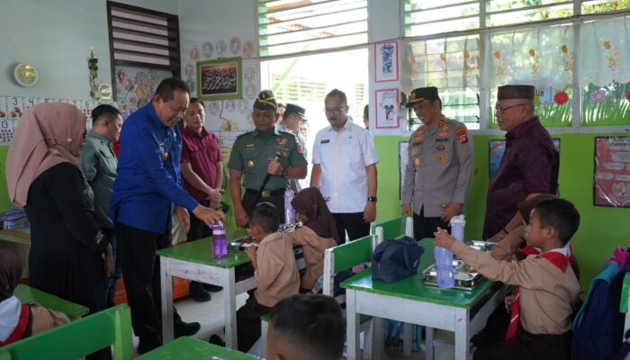 Bersama Forkopimda, Ketua DPRD Gorontalo Tinjau Program Makan Bergizi Gratis di Limboto