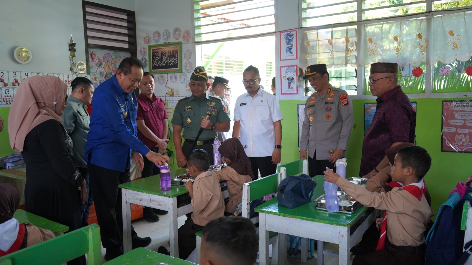 Ketua DPRD Provinsi Gorontalo Idrus M.T Mopili, bersama Gubernur Gorontalo Gusnar Ismail serta Jajaran Forkopimda lainnya melakukan kunjungan langsung untuk meninjau pelaksanaan program Makan Bergizi Gratis (MBG) di Kecamatan Limboto Kabupaten Gorontalo pada Kamis, 31/7 (Foto:Ist.Humas Deprov)