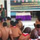 Kapten Inf Kuslan Hilumalo saat memberikan materi pada kegiatan penyuluhan Bela Negara dan Wawasan Kebangsaan di SMP Negeri 1 Kabila Bone serangkaian dengan program TNI Manunggal Membangun Desa (TMMD) ke-125 Kodim 1304/Gorontalo, Jumat (25/7/2025). (F.istimewa)