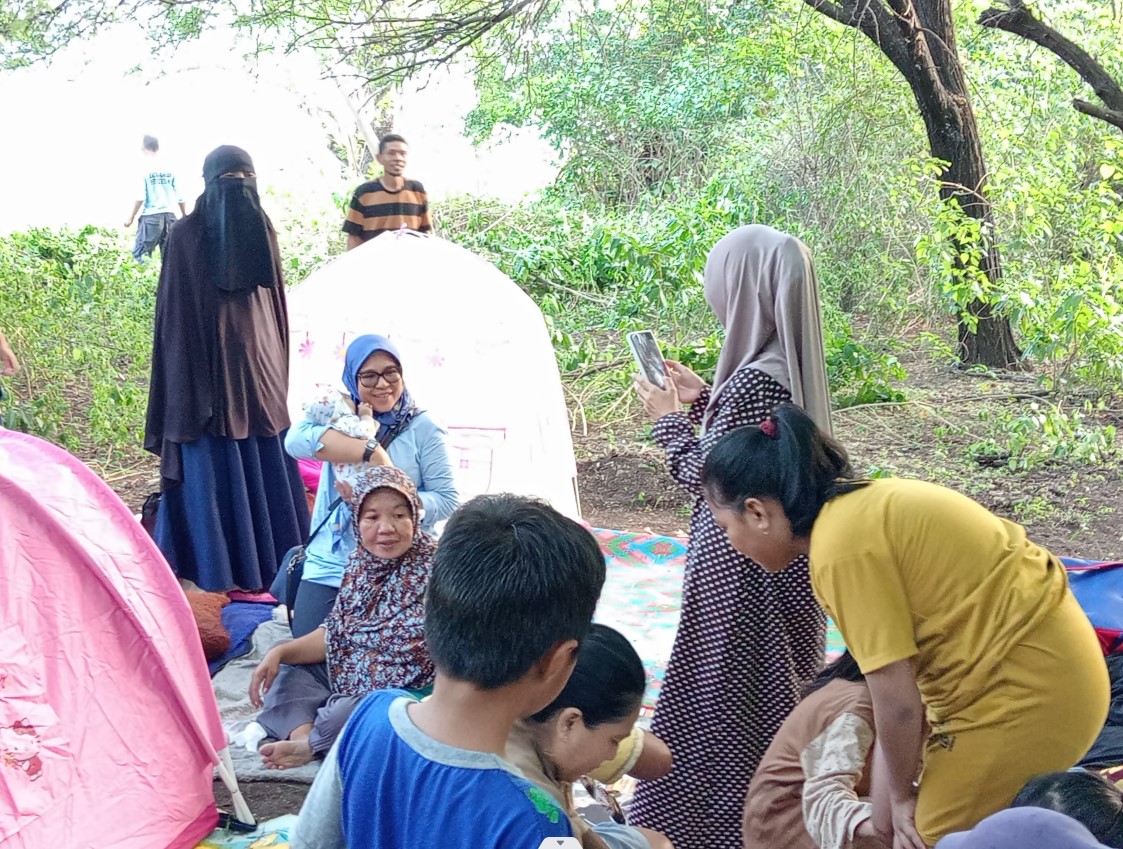 Femmy Udoki, meninjau langsung lokasi pengungsian warga Desa Bintalahe, Kecamatan Kabila Bone, Rabu, 30/7 (Foto:Dok/Ulanda.id)