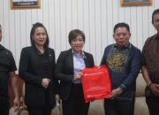 Wabup Risman Tolingguhu saat menerima kunjungan silaturahmi Branch Manager Swiss Belhotel Manado, Esther Tampi, di Ruang Kerja Wakil Bupati, Kamis (24/7/2025). (F.Onal/Prokopim)