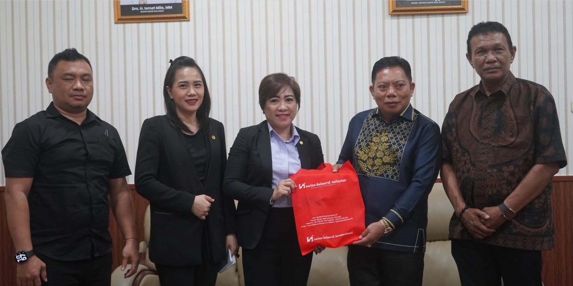 Wabup Risman Tolingguhu saat menerima kunjungan silaturahmi Branch Manager Swiss Belhotel Manado, Esther Tampi, di Ruang Kerja Wakil Bupati, Kamis (24/7/2025). (F.Onal/Prokopim)