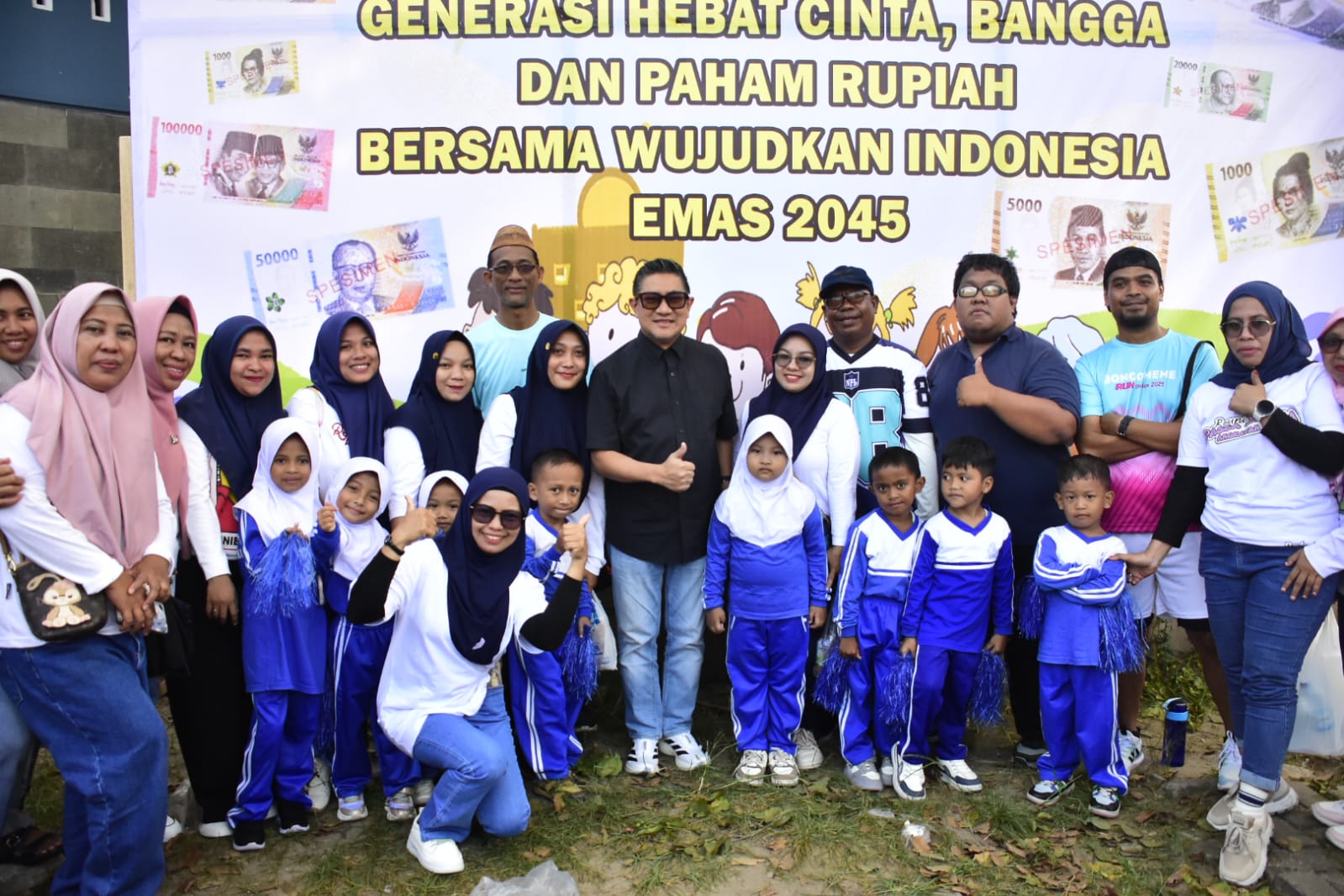 Wakil Wali Kota Gorontalo bersama anak anak dalam rangka perayaan hari anak nasional, Lapangan Taruna Remaja Kota Gorontalo Sabtu, 26/7 (Foto: Humas)