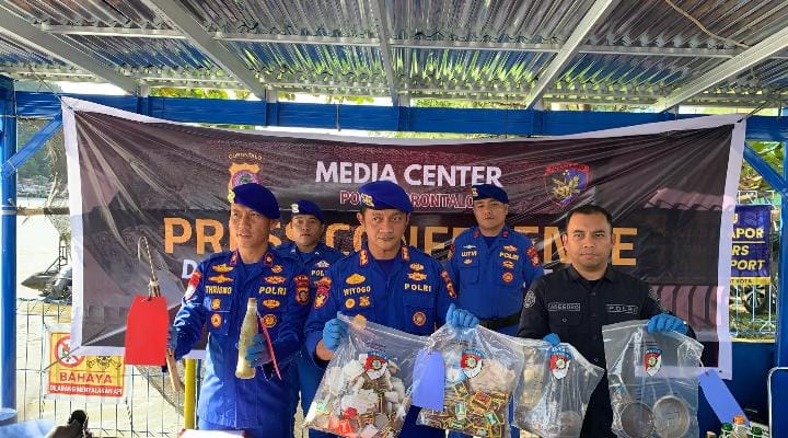 Dir Polairud Polda Gorontalo, Kombes Pol. Wiyogo Pamungkas bersama rekan-rekan saat memerlihatkan beberapa barang bukti yang diamankan.Konferensi Pers, rabu, (13/8/2025).