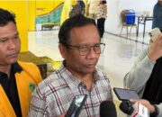 Mantan Menko Polhukam Mahfud MD saat ditemui di kantor DPP Golkar, Jakarta Barat, Kamis (24/7/2025). (KOMPAS.com/ADHYASTA DIRGANTARA)