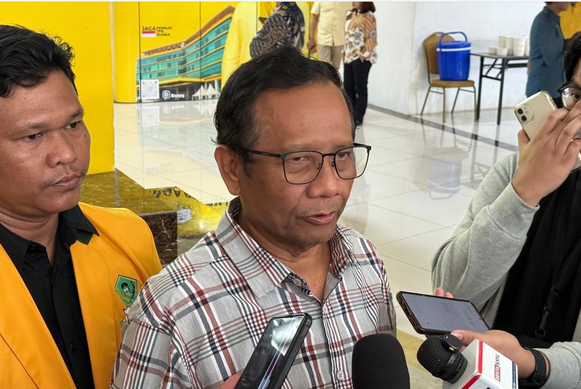 Mantan Menko Polhukam Mahfud MD saat ditemui di kantor DPP Golkar, Jakarta Barat, Kamis (24/7/2025). (KOMPAS.com/ADHYASTA DIRGANTARA)