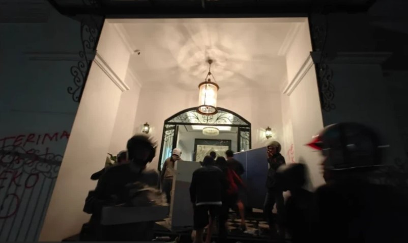 Massa menjarah barang berharga dari rumah anggota DPR, Eko Hendro Purnomo atau Eko Patrio, di Setiabudi, Jakarta Selatan, Sabtu (3008) malam/Ulanda.id