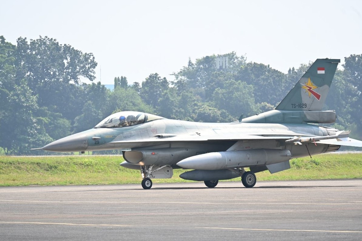Sejumlah pesawat tempur TNI Angkatan Udara (TNI AU) antara lain F-16 Fighting Falcon dan T-50i Golden Eagle mendarat di Lanud Halim Perdanakusuma, Jakarta, Kamis (31/7/2025). (Dokumentasi TNI AU.)/Ulanda.id
