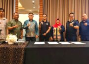 Sekda Iwan Mustapa dan Kadisparpora Muhamad Yamin Abbas saat menyaksikan penandatanganan nota kesepahaman antara Asisten Deputi Olahraga Masyarakat Kemenpora, Marheni Dyah Kusumawati dan Ketua IGORNAS Bone Bolango, Siti Mariana Inisa, terkait dengan Kabupaten Bone Bolango menjadi tuan rumah Turnamen Antar Kampung (Tarkam) 2025, di Hotel Mellennium, Jakarta, Kamis (28/8/2025)/Ulanda.id