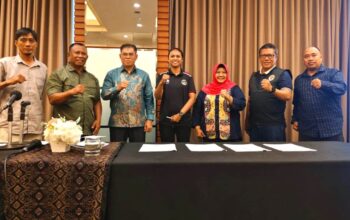 Sekda Iwan Mustapa dan Kadisparpora Muhamad Yamin Abbas saat menyaksikan penandatanganan nota kesepahaman antara Asisten Deputi Olahraga Masyarakat Kemenpora, Marheni Dyah Kusumawati dan Ketua IGORNAS Bone Bolango, Siti Mariana Inisa, terkait dengan Kabupaten Bone Bolango menjadi tuan rumah Turnamen Antar Kampung (Tarkam) 2025, di Hotel Mellennium, Jakarta, Kamis (28/8/2025)/Ulanda.id