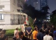 Foto: Massa menerobos rumah anggota DPR dari Fraksi PAN, Eko Hendro Purnomo alias Eko Patrio, di wilayah Kuningan, Jakarta Selatan, pada Sabtu (30/8) sekitar pukul 22.05 WIB. (Dok. CNN Indonesia)/Ulanda.id