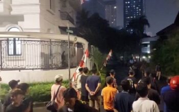 Foto: Massa menerobos rumah anggota DPR dari Fraksi PAN, Eko Hendro Purnomo alias Eko Patrio, di wilayah Kuningan, Jakarta Selatan, pada Sabtu (30/8) sekitar pukul 22.05 WIB. (Dok. CNN Indonesia)/Ulanda.id