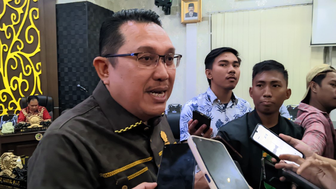 Anggota Dprd Kota Gorontalo Toto Bachtiar dukung kebijakan wali kota gorontalo tentang pelarangan waria dalam kegiatan HUT RI Ke-80. (Foto:Novita/Ulanda.id)