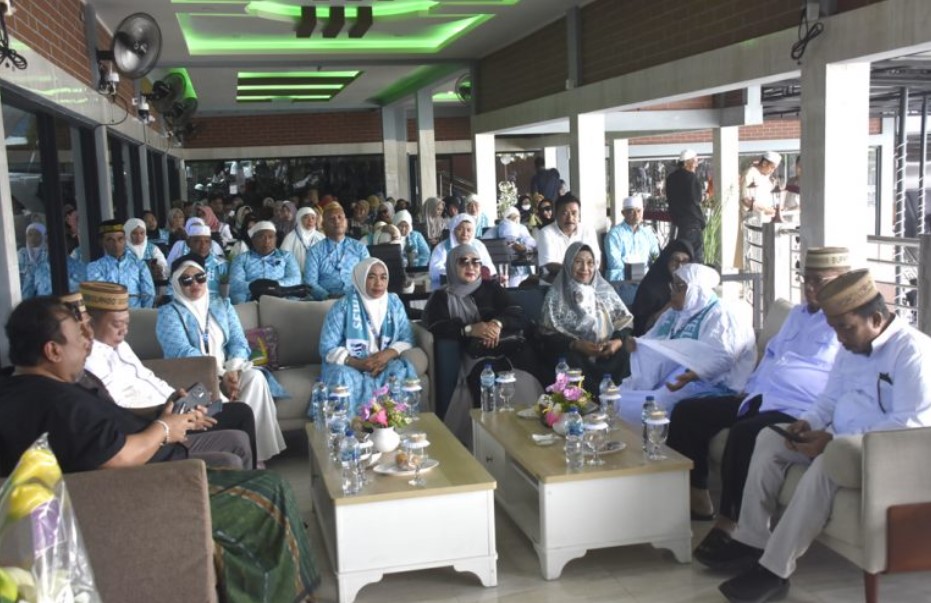 Bupati Ismet Mile didampingi Wakil Bupati Risman Tolingguhu, Sekda Iwan Mustapa, Ketua TP. PKK Ruwaida Mile, dan Wakil Ketua TP. PKK Gamaria Djura, saat menyambut puluhan jemaah umroh yang baru saja tiba dari tanah suci, di Onato Café dan Resto Suwawa, Jumat (15/8/2025). (F.AKP-Tim Redaksi)/Ulanda.id