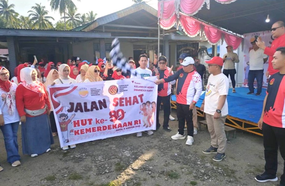 Wakil Bupati Risman Tolinggohu didampingi Sekda Iwan Mustapa saat mengikuti jalan sehat sekaligus menghadiri dan memberikan apresiasi tinggi terhadap kegiatan Semarak Peringatan HUT ke-80 Republik Indonesia yang diselenggarakan oleh Kerukunan Keluarga Kono Serumpun dan Ikatan Kerukunan Keluarga Maksum Serumpun, Sabtu (9/8/2025). (F.Boby/ADC)/Ulanda.id