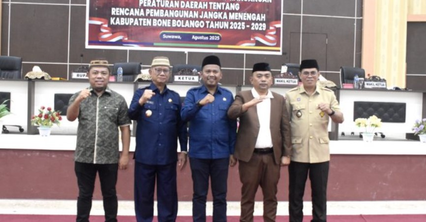 Bupati Ismet Mile, Ketua DPRD Faisal Yunus, Wakil Ketua I Azan Piola, Wakil Ketua II Zainuddi Pedro Bau, dan Sekda Iwan Mustapa saat berpose bersama usai Rapat Paripurna DPRD Bone Bolango dalam rangka Pembicaraan Tingkat II Ranperda RPJMD Kabupaten Bone Bolango tahun 2025-2029, di ruang sidang DPRD setempat, Kamis (14/8/2025). (F.AKP-Tim Redaksi)/Ulanda.id