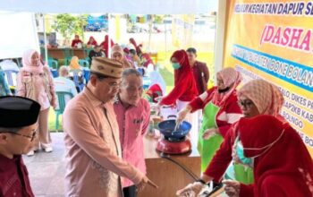 Sekda Iwan Mustapa saat menghadiri dan membuka kegiatan Penguatan Kampung Keluarga Berkualitas serta Intensifikasi dan Integrasi Pelayanan KBKR di Bone Bolango yang dilaksanakan di Halaman Puskesmas Suwawa, Sabtu (9/8/2025). (F.Sandi-Tim Redaksi)/Ulanda.id