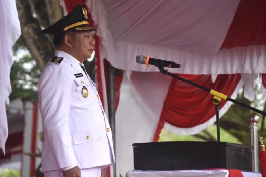 Wabup Risman Tolingguhu saat bertindak sebagai inspektur upacara penurunan bendera pada peringatan HUT ke-80 Proklamasi Kemerdekaan Republik Indonesia tingkat Kabupaten Bone Bolango, di Alun-Alun Bone Bolango, Minggu (17/8/2025) sore. (F.AKP-Tim/Ulanda.id