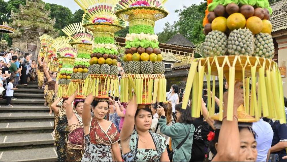 Warga mengusung gebogan berkeliling desa pada pembukaan Penglipuran Village Festival 2025 di Desa Wisata Penglipuran, Bangli, Bali, 10 Juli 2025. Antara/Fikri Yusuf/Ulanda.id
