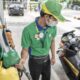 Petugas mengisi BBM ke kendaraan pelanggan di SPBU BP-AKR, Jakarta. ANTARA FOTO/Muhammad Adimaja/nz./Ulanda.id