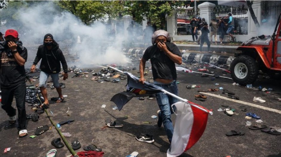 Aksi demo Bupati Pati Sudewo di depan Kantor Bupati, Jawa Tengah, menelan korban jiwa. Dua orang dilaporkan meninggal dunia. Ilustrasi (AFP)/Ulanda.id