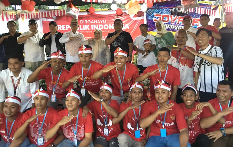 Bupati dan wakil bupati Bone bolango saat berfoto bersama komunitas pemuda penggerak tiga desa saat menggelar semarak kebangsaan di lapangan tunggulo selatan, Senin, (18/8). (Indra-Tim Redaksi)/Ulanda.id