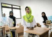 Siswa Sekolah Rakyat di Jember menyambut kunjungan Gubernur Jawa Timur Khofifah Indar Parawansa, Kamis (31/7/2025).(KOMPAS.com/Mega Silvia)/Ulanda.id